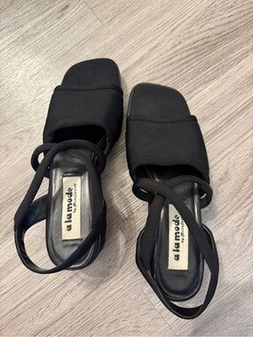 Vintage À La Mode 90s style black square toe chunky block sandal